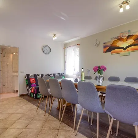 Charming Petroro With Pool, 900m From The Peroj