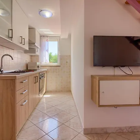 Vila Charming Petroro With Pool, 900m From The Peroj