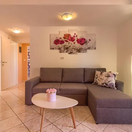 Villa Charming Petroro With Pool, 900m From The Peroj