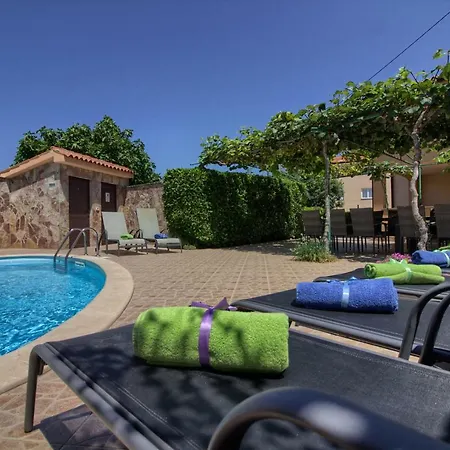 Villa Charming Petroro With Pool, 900m From The