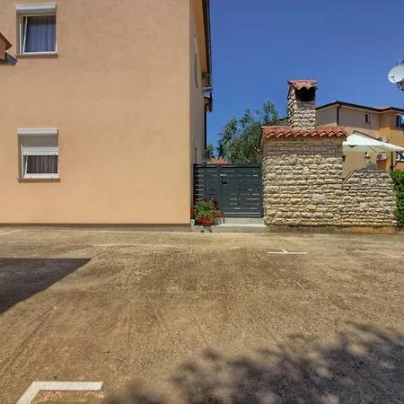 Charming Petroro With Pool, 900m From The Peroj