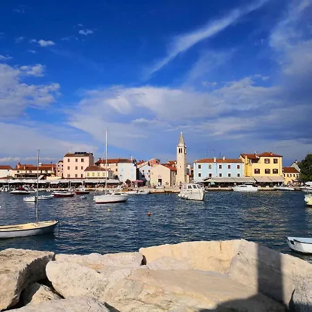 Vila Charming Petroro With Pool, 900m From The Peroj