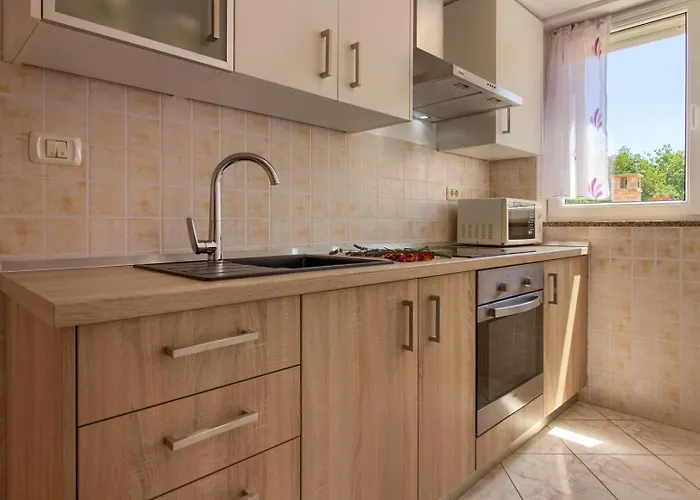 Charming Petroro With Pool, 900m From The Peroj