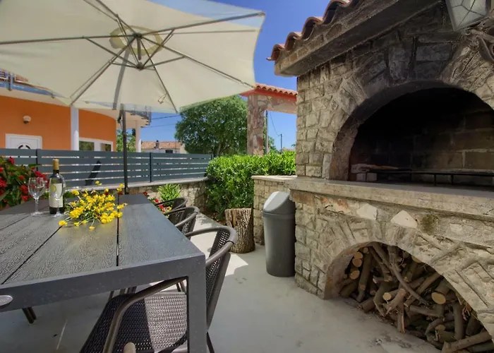 Charming Petroro With Pool, 900m From The * 페로이