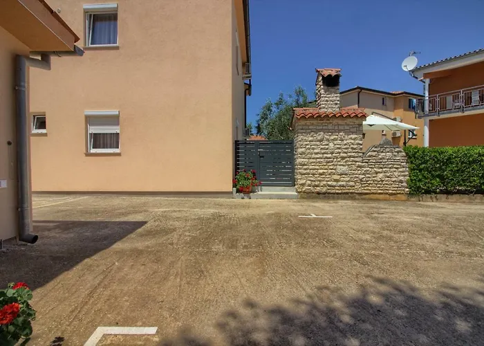 Charming Petroro With Pool, 900m From The 페로이