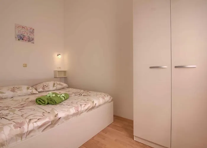 Charming Petroro With Pool, 900m From The Peroj