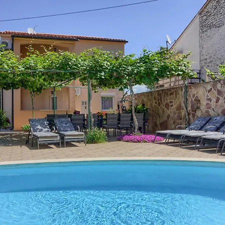 Charming Petroro With Pool, 900m From The Peroj
