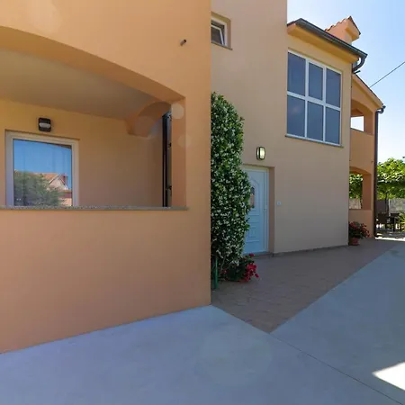 Charming Petroro With Pool, 900m From The Villa Peroj