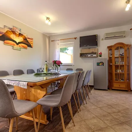 Villa Charming Petroro With Pool, 900m From The Peroj