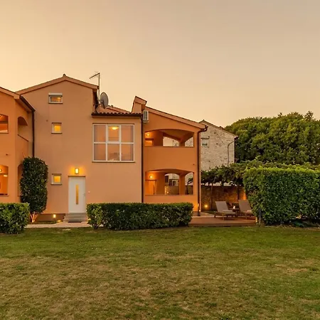 Charming Petroro With Pool, 900m From The Peroj