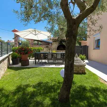 Charming Petroro With Pool, 900m From The Villa Peroj