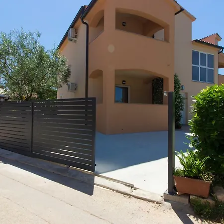 Charming Petroro With Pool, 900m From The Villa Peroj