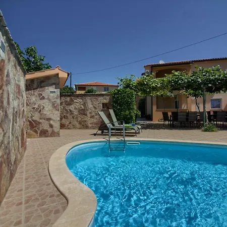 Villa Charming Petroro With Pool, 900m From The *